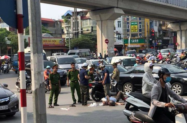  Xế hộp Camry tông liên hoàn trên phố Hà Nội, 2 người bị thương - Ảnh 3.