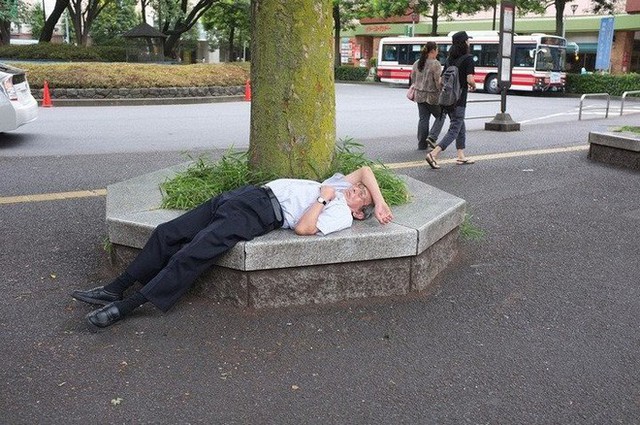 Inemuri: Nghệ thuật ngủ nơi công cộng đã trở thành thương hiệu của người Nhật Bản - Ảnh 4.