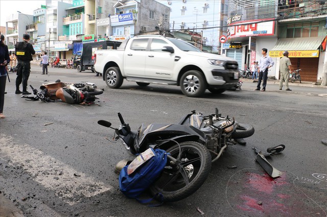 An Giang: “Xe điên” tông liên hoàn 8 xe máy, 11 người cấp cứu - Ảnh 1.