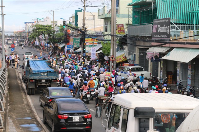 An Giang: “Xe điên” tông liên hoàn 8 xe máy, 11 người cấp cứu - Ảnh 2.