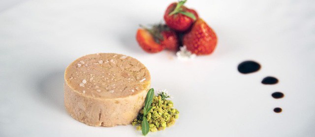 Foie gras - đỉnh cao văn hóa ẩm thực Pháp: Khi lằn ranh giữa món ăn xa hoa và nỗi thống khổ tột cùng của loài ngỗng bị xóa mờ - Ảnh 3.