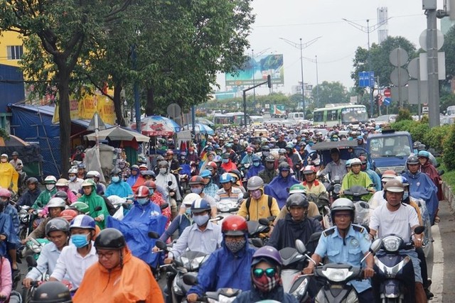 Cửa ngõ Sài Gòn tê liệt sau cơn mưa sáng đầu tuần - Ảnh 1.