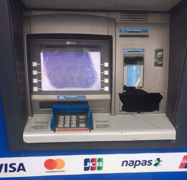 Đập máy ATM vì bị nuốt thẻ ngân hàng: Đối diện mức xử phạt nào? - Ảnh 1.