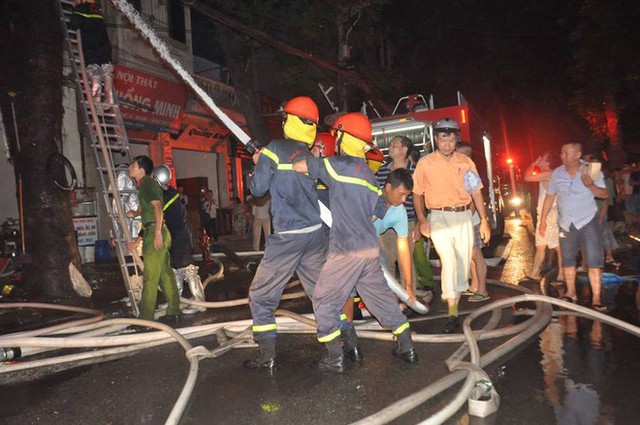  Cháy lớn trên đường Đê La Thành lan sang 7 nhà, cắt điện khu vực để cứu hoả - Ảnh 4.