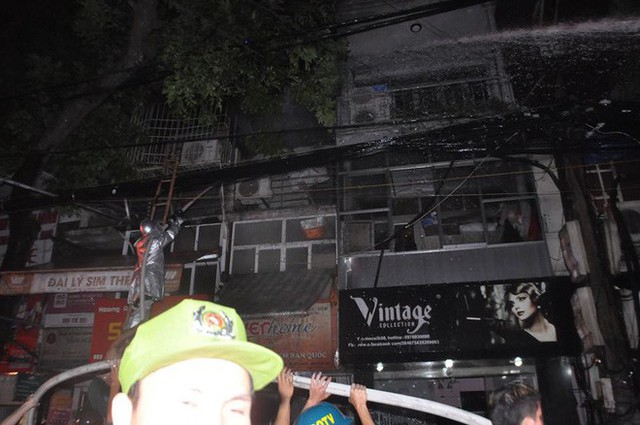  Cháy lớn trên đường Đê La Thành lan sang 7 nhà, cắt điện khu vực để cứu hoả - Ảnh 6.