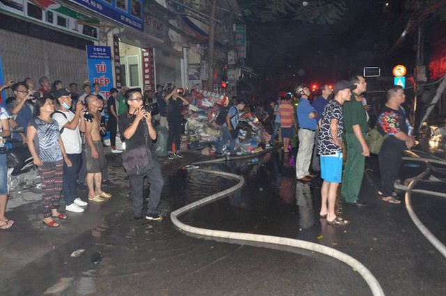  Cháy lớn trên đường Đê La Thành lan sang 7 nhà, cắt điện khu vực để cứu hoả - Ảnh 7.