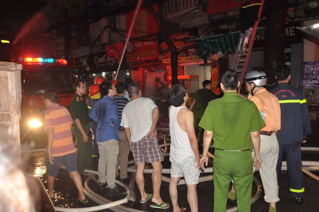  Cháy lớn trên đường Đê La Thành lan sang 7 nhà, cắt điện khu vực để cứu hoả - Ảnh 8.