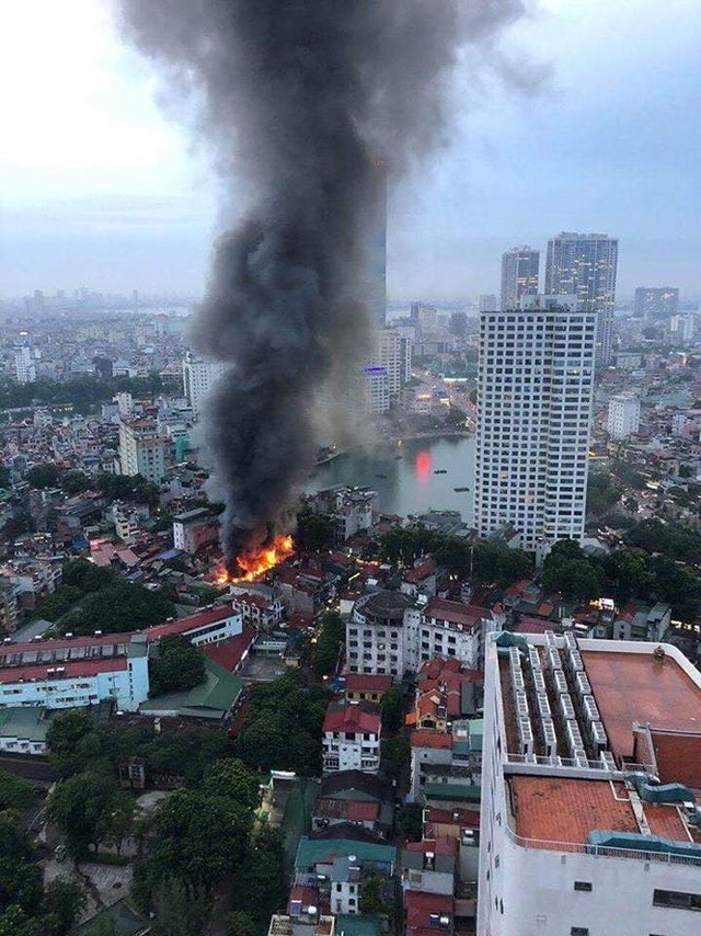 Hiện trường 10 căn nhà bị lửa thiêu rụi trên phố Hà Nội - Ảnh 2.