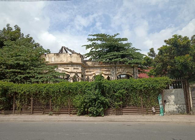 Căn biệt thự gần 100 tuổi được tháo dỡ dở dang ở Sài Gòn - Ảnh 1.