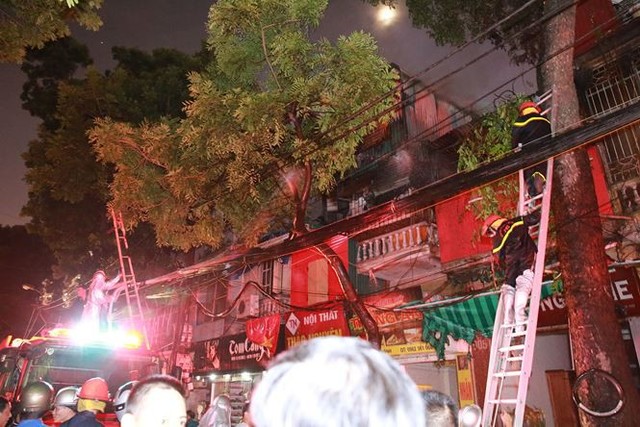 90 phút khống chế ngọn lửa bao trùm 10 căn nhà trên phố Hà Nội  - Ảnh 11.