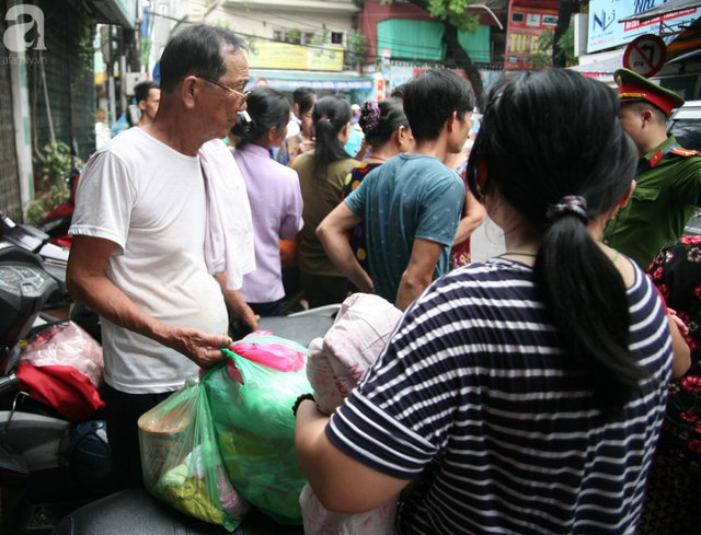 Nhiều người nghèo khóc như mưa vì mất hết tiền và giấy tờ sau vụ hỏa hoạn trước cổng BV Nhi Trung Ương - Ảnh 14.