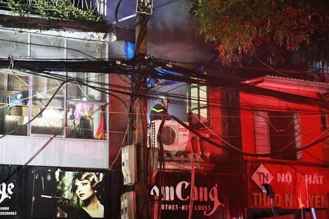 90 phút khống chế ngọn lửa bao trùm 10 căn nhà trên phố Hà Nội  - Ảnh 6.