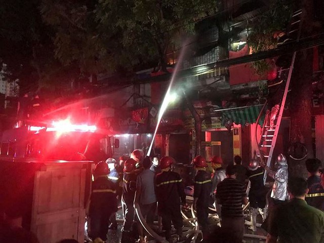 Hiện trường 10 căn nhà bị lửa thiêu rụi trên phố Hà Nội - Ảnh 6.