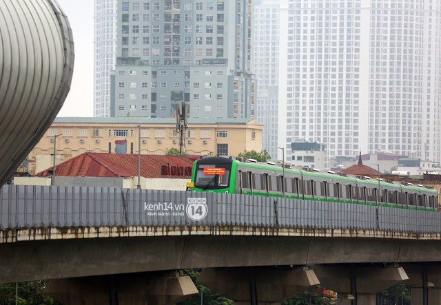 Ảnh: 4 đoàn tàu đường sắt trên cao bất ngờ di chuyển trong mưa trước ngày chạy thử - Ảnh 11.