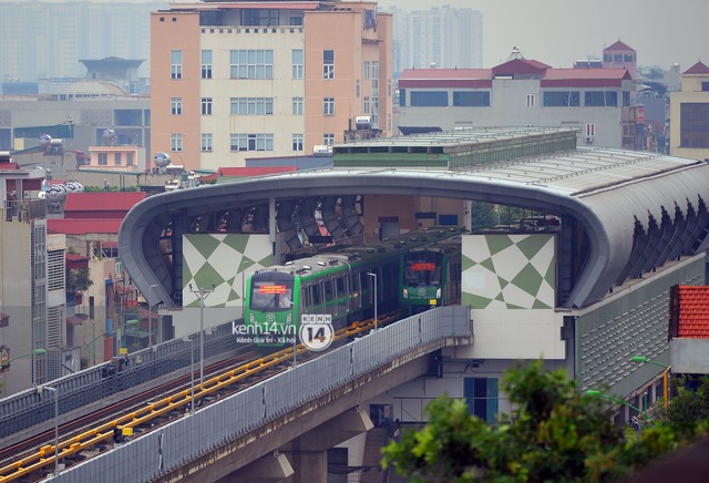 Ảnh: 4 đoàn tàu đường sắt trên cao bất ngờ di chuyển trong mưa trước ngày chạy thử - Ảnh 16.