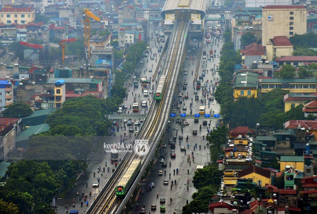 Ảnh: 4 đoàn tàu đường sắt trên cao bất ngờ di chuyển trong mưa trước ngày chạy thử - Ảnh 4.