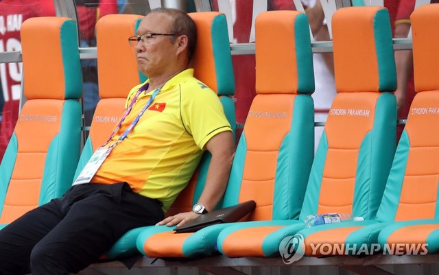 HLV Park Hang Seo khóc sụt sùi trên xe bus sau thất bại của Olympic Việt Nam - Ảnh 1.