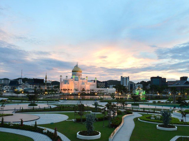 Có gì bên trong thủ đô giàu có của Brunei, nơi tiền dầu là nguồn chi trả cho tất cả mọi thứ và gần một nửa dân số sống trong một ngôi làng nổi - Ảnh 1.