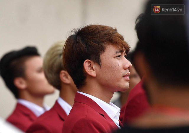 Ảnh: Các cầu thủ Olympic Việt Nam xuống sân Mỹ Đình tham dự lễ vinh danh trong sự reo hò của hàng ngàn người hâm mộ - Ảnh 12.