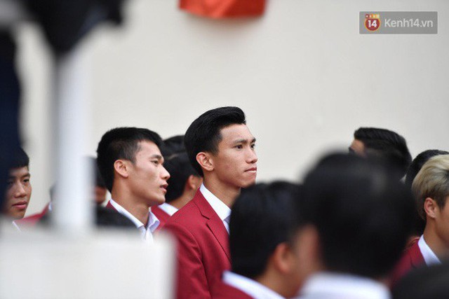 Ảnh: Các cầu thủ Olympic Việt Nam xuống sân Mỹ Đình tham dự lễ vinh danh trong sự reo hò của hàng ngàn người hâm mộ - Ảnh 15.