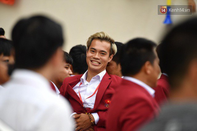 Ảnh: Các cầu thủ Olympic Việt Nam xuống sân Mỹ Đình tham dự lễ vinh danh trong sự reo hò của hàng ngàn người hâm mộ - Ảnh 16.