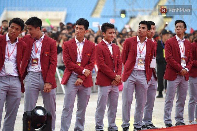 Ảnh: Các cầu thủ Olympic Việt Nam xuống sân Mỹ Đình tham dự lễ vinh danh trong sự reo hò của hàng ngàn người hâm mộ - Ảnh 18.