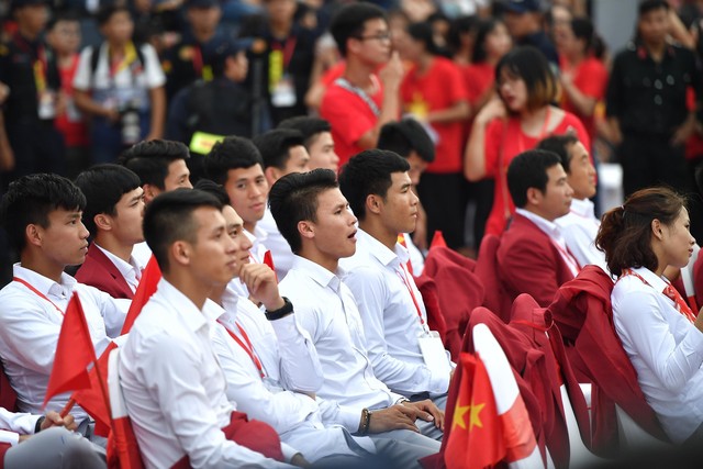 Ảnh: Các cầu thủ Olympic Việt Nam xuống sân Mỹ Đình tham dự lễ vinh danh trong sự reo hò của hàng ngàn người hâm mộ - Ảnh 20.