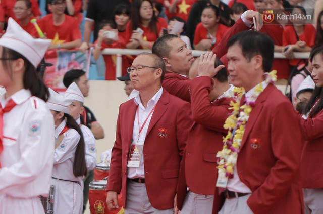 Ảnh: Các cầu thủ Olympic Việt Nam xuống sân Mỹ Đình tham dự lễ vinh danh trong sự reo hò của hàng ngàn người hâm mộ - Ảnh 3.