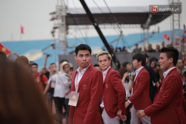 Ảnh: Các cầu thủ Olympic Việt Nam xuống sân Mỹ Đình tham dự lễ vinh danh trong sự reo hò của hàng ngàn người hâm mộ - Ảnh 6.