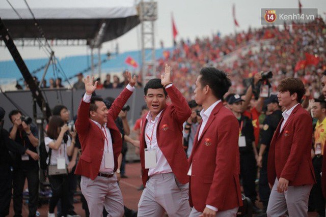 Ảnh: Các cầu thủ Olympic Việt Nam xuống sân Mỹ Đình tham dự lễ vinh danh trong sự reo hò của hàng ngàn người hâm mộ - Ảnh 7.