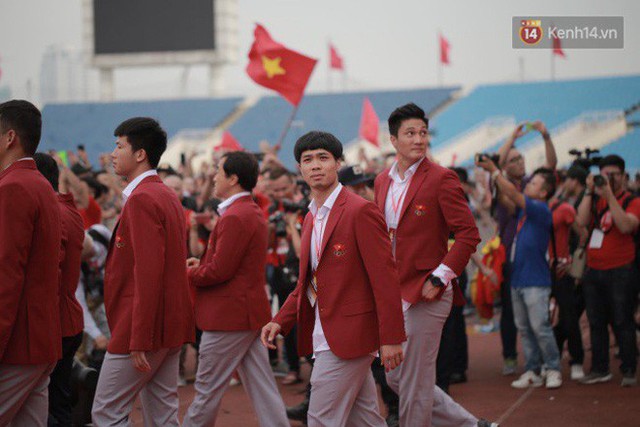 Ảnh: Các cầu thủ Olympic Việt Nam xuống sân Mỹ Đình tham dự lễ vinh danh trong sự reo hò của hàng ngàn người hâm mộ - Ảnh 8.