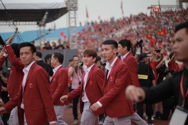 Ảnh: Các cầu thủ Olympic Việt Nam xuống sân Mỹ Đình tham dự lễ vinh danh trong sự reo hò của hàng ngàn người hâm mộ - Ảnh 9.