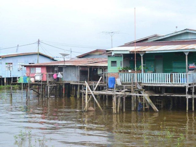 Có gì bên trong thủ đô giàu có của Brunei, nơi tiền dầu là nguồn chi trả cho tất cả mọi thứ và gần một nửa dân số sống trong một ngôi làng nổi - Ảnh 9.