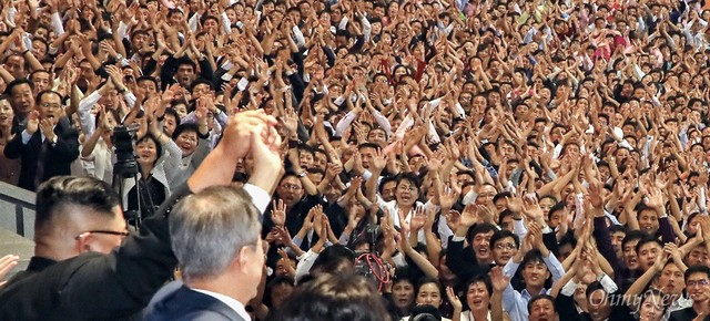 Chùm ảnh lịch sử: Khi Tổng thống Hàn Quốc phát biểu trước hàng trăm nghìn người dân Triều Tiên - Ảnh 8.