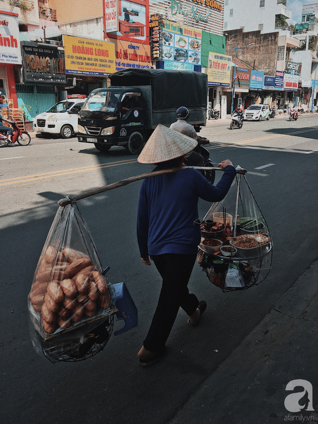Gánh bánh mì ngon nhất Sài Gòn, 30 năm tuổi vẫn làm bao người say đắm: Không địa chỉ cố định, ngày bán 300 ổ, mỗi ổ chỉ 12 ngàn - Ảnh 5.