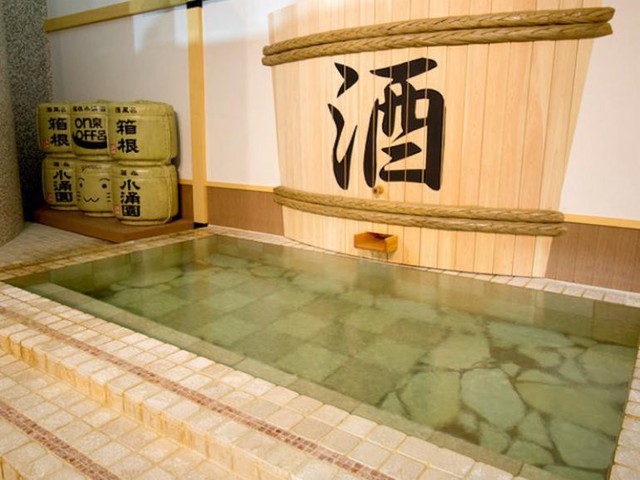 Trải nghiệm du lịch mới lạ: Bạn có thể tắm trong rượu vang hoặc trà xanh tại công viên giải trí suối nước nóng này ở Nhật Bản - Ảnh 1.