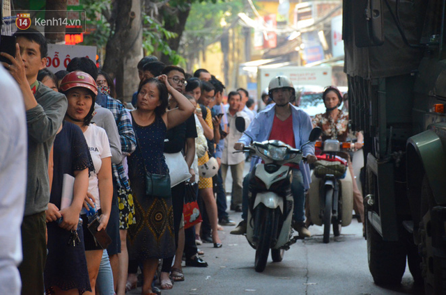Chùm ảnh: Người Hà Nội xếp hàng dài chờ mua bánh Trung Thu Bảo Phương, đường phố tắc nghẽn - Ảnh 14.