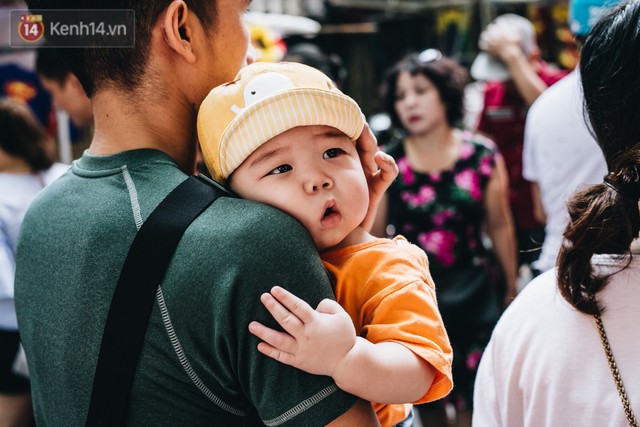 Ảnh: Một ngày trước rằm tháng 8, người dân đổ xô lên phố Hàng Mã vui chơi Trung thu - Ảnh 14.