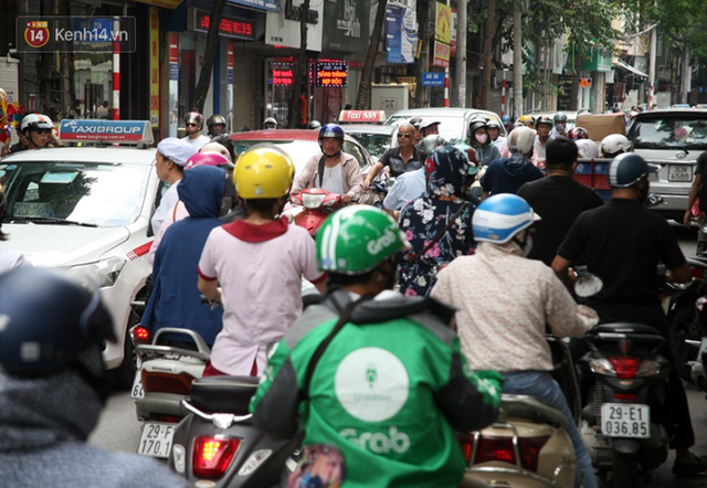 Chùm ảnh: Người Hà Nội xếp hàng dài chờ mua bánh Trung Thu Bảo Phương, đường phố tắc nghẽn - Ảnh 15.