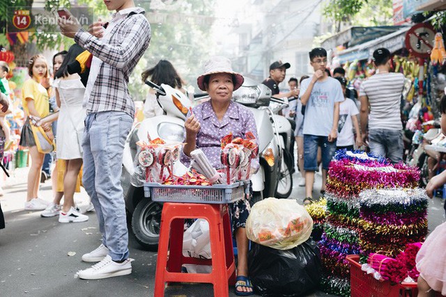 Ảnh: Một ngày trước rằm tháng 8, người dân đổ xô lên phố Hàng Mã vui chơi Trung thu - Ảnh 20.