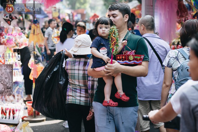 Ảnh: Một ngày trước rằm tháng 8, người dân đổ xô lên phố Hàng Mã vui chơi Trung thu - Ảnh 21.