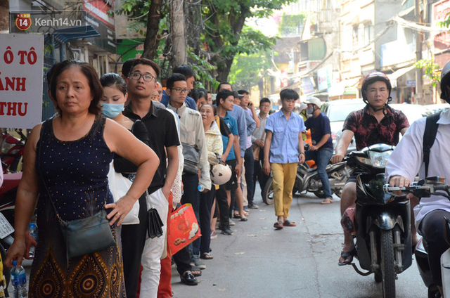 Chùm ảnh: Người Hà Nội xếp hàng dài chờ mua bánh Trung Thu Bảo Phương, đường phố tắc nghẽn - Ảnh 4.