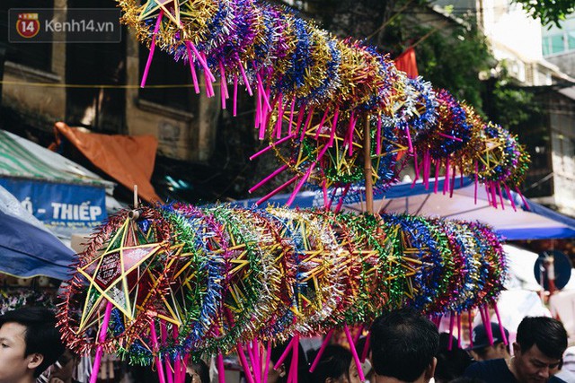 Ảnh: Một ngày trước rằm tháng 8, người dân đổ xô lên phố Hàng Mã vui chơi Trung thu - Ảnh 4.