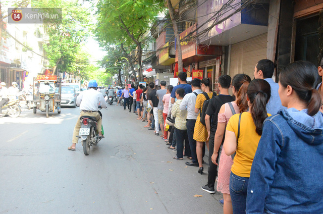 Chùm ảnh: Người Hà Nội xếp hàng dài chờ mua bánh Trung Thu Bảo Phương, đường phố tắc nghẽn - Ảnh 5.