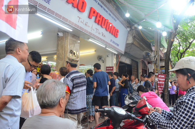 Chùm ảnh: Người Hà Nội xếp hàng dài chờ mua bánh Trung Thu Bảo Phương, đường phố tắc nghẽn - Ảnh 8.