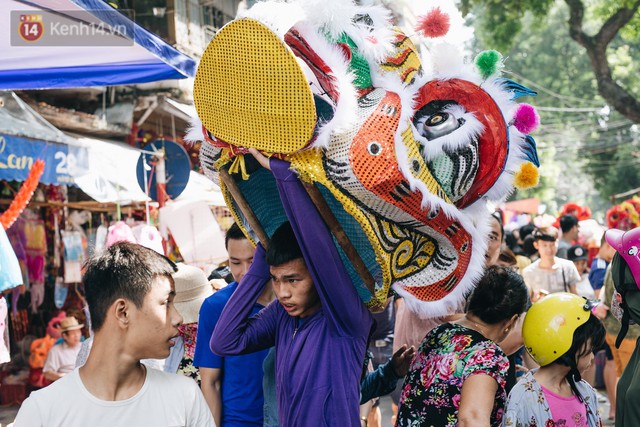 Ảnh: Một ngày trước rằm tháng 8, người dân đổ xô lên phố Hàng Mã vui chơi Trung thu - Ảnh 8.