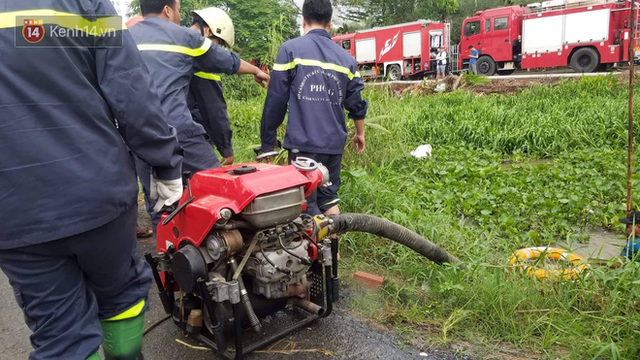 Cháy lớn ở quận 12, cột khói đen kịt bốc cao suốt một giờ đồng hồ khiến người dân hoảng hốt - Ảnh 9.