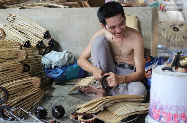 Nghề làm đèn lồng truyền thống ở phố cổ Hội An tất bật những ngày cận Trung thu - Ảnh 3.