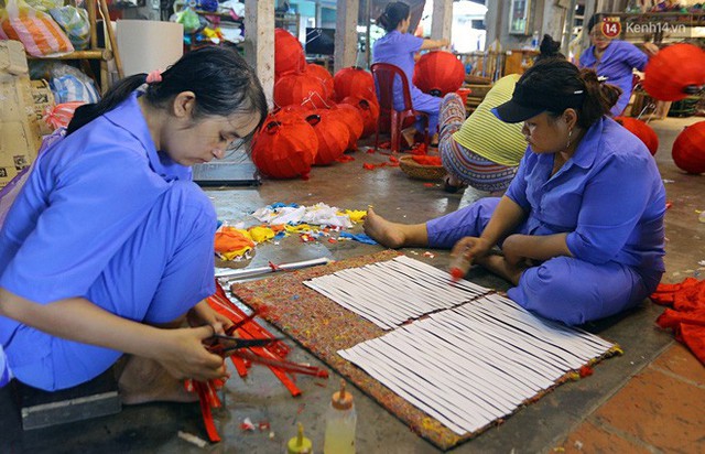 Nghề làm đèn lồng truyền thống ở phố cổ Hội An tất bật những ngày cận Trung thu - Ảnh 4.