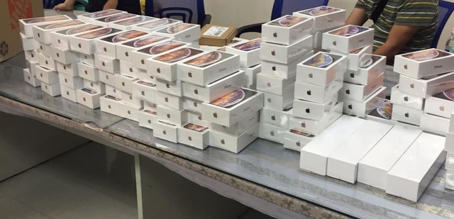 Hải quan Tân Sơn Nhất bắt giữ lô hàng hơn 250 iPhone, trị giá gần 7 tỷ đồng - Ảnh 4.